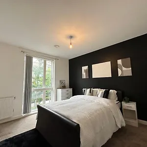 Deluxe Spacious Near Bridge! Homestay London