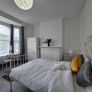 Family Near Queen Mary College Homestay London