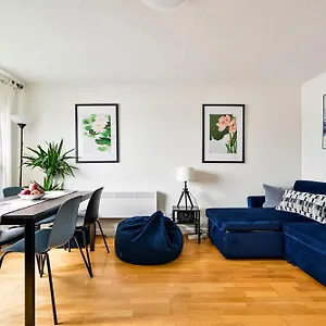 River Views From Canary Wharf Apartment London